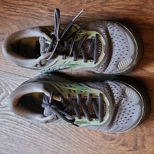 Brooks Ariel 18 running shoes